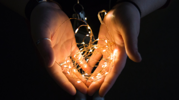 Le blog - Actualités en France Vignette Facebook mains lumiere Noel