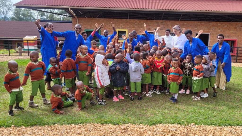 Ecole de Gitega Equipe + enfants