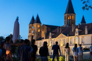 Pèlerinage à Paray-le-Monial devant la Basilique