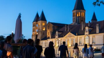 Pèlerinage à Paray-le-Monial devant la Basilique